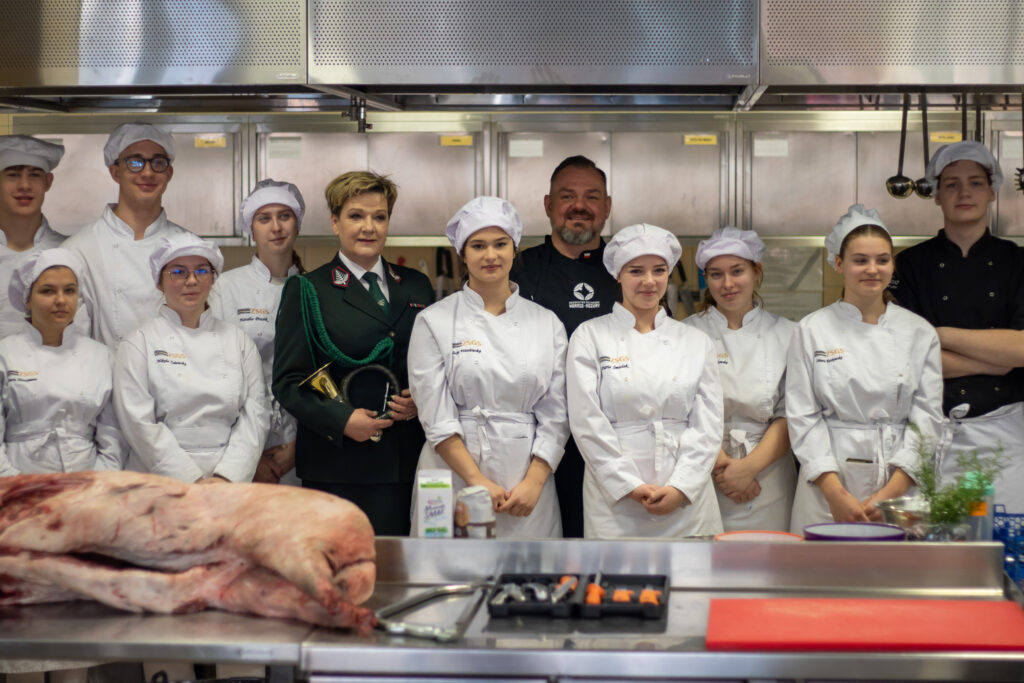 Uczniowie gastronomika oraz łowcza okręgowa i szef kuchni pozują do zdjęcia