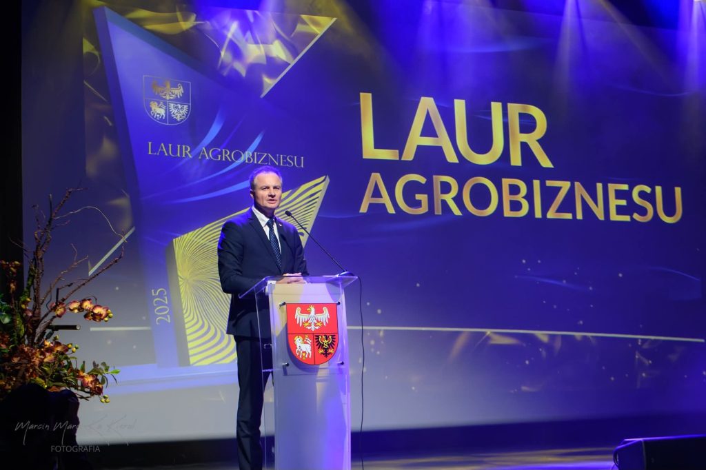 Marszałek Województwa Warmińsko-Mazurskiego Marcin Kuchciński przemawiający na scenie