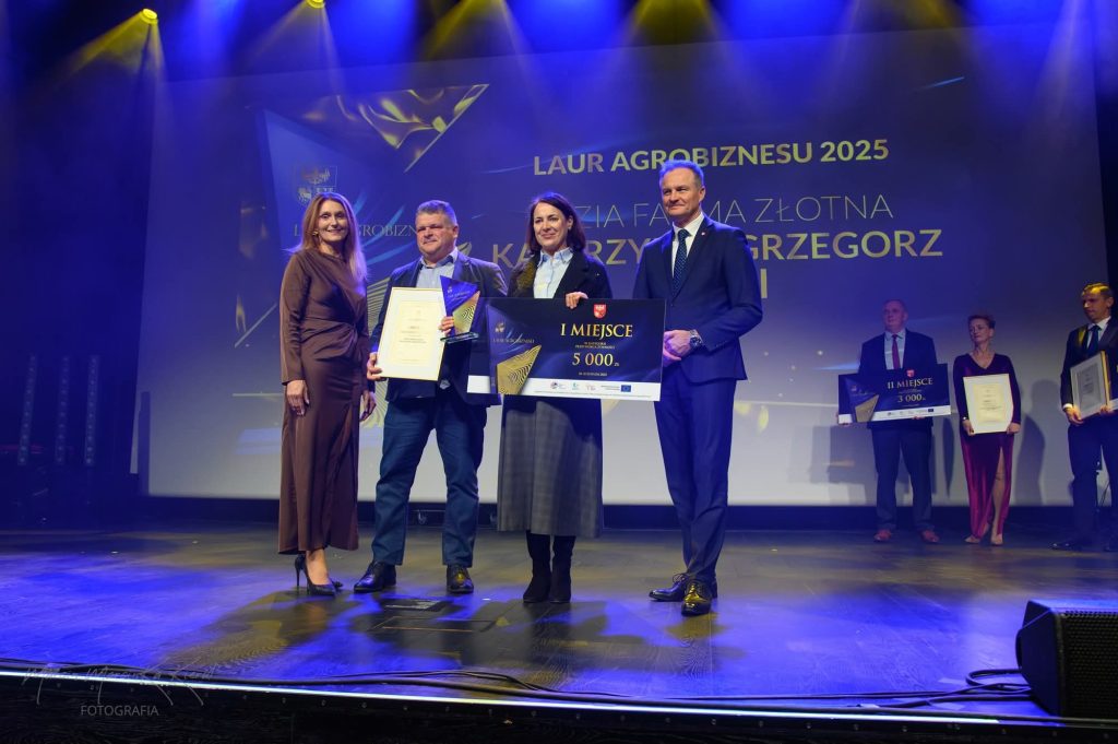 Katarzyna i Grzegorz Łaski stojący z nagrodami na scenie wraz z Marszałkiem Marcinem Kuchcińskim oraz Wicemarszałkini Sylwią Jaskulską