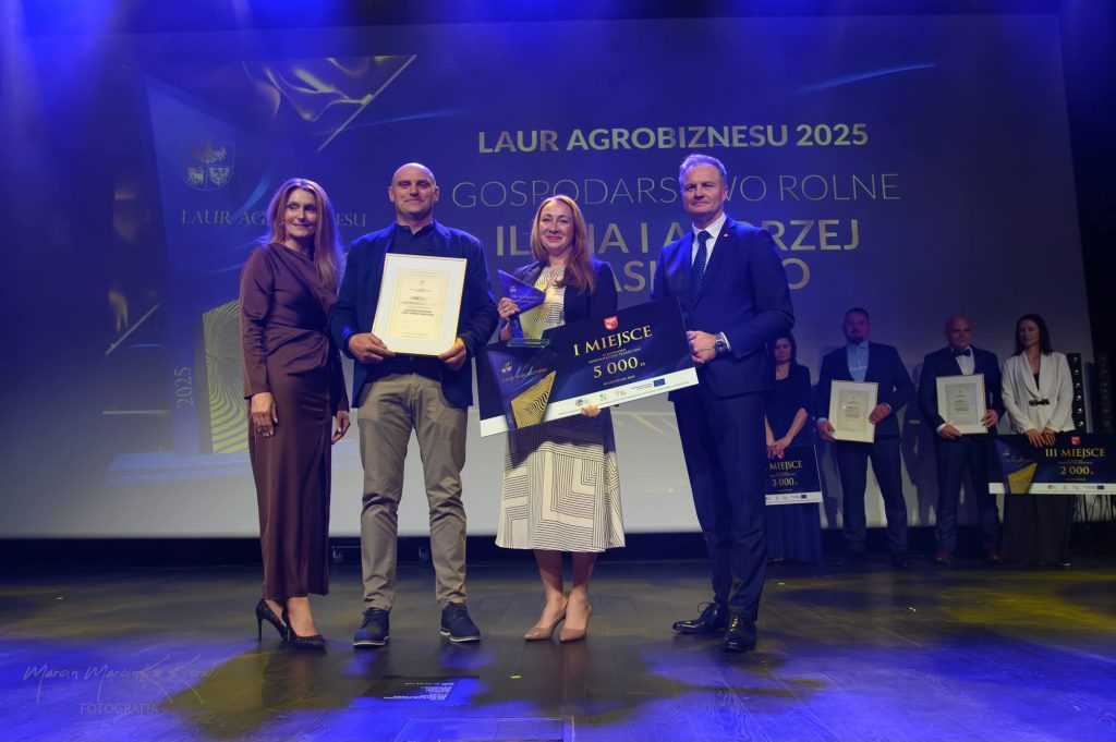 Ilona i Andrzej Wasieczko stojący z nagrodami na scenie wraz z Marszałkiem Marcinem Kuchcińskim oraz Wicemarszałkini Sylwią Jaskulską