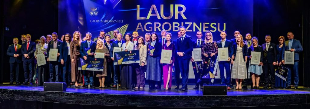 Grupowe zdjęcie wszystkich laureatów Lauru Agrobiznesu 2025